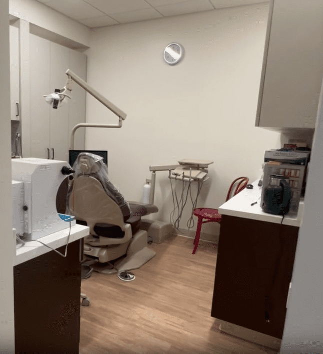 Another treatment room at Sunnyvale Implant Center, featuring ergonomic dental equipment, a wall-mounted clock, and a compact, clean layout.